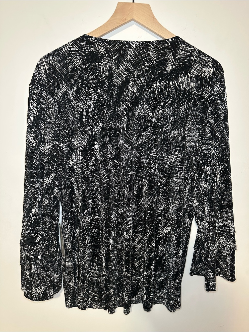 Chico's Etched Leaf Ruffle Sleeves Top SZ 4 V Neck 3/4 Sleeves Color Black - Picture 3 of 9